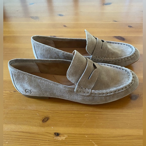 NIB Born “Barnstable” beige suede loafer, Size 7 - Picture 2 of 3